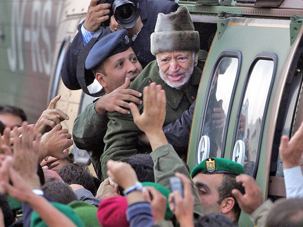 Yasser Arafat boards a helicopter en route to Paris in October 2004