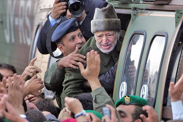 Yasser Arafat boards a helicopter en route to Paris in October 2004