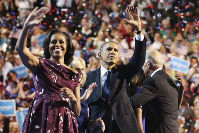 Barack y Michelle Obama saludan a la multitud durante la última sesión de la Convención Nacional Demócrata en Charlotte
