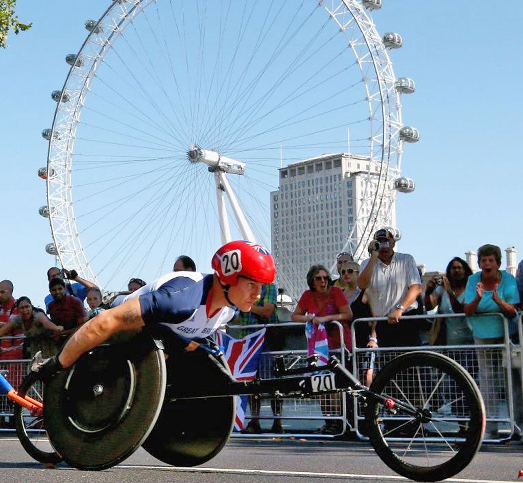 David Weir passes the London Eye on his way to victory in the T54
marathon