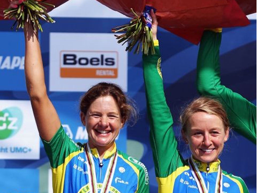 Sharon Laws (left) and Emma Pooley on the podium after their
team’s bronze success