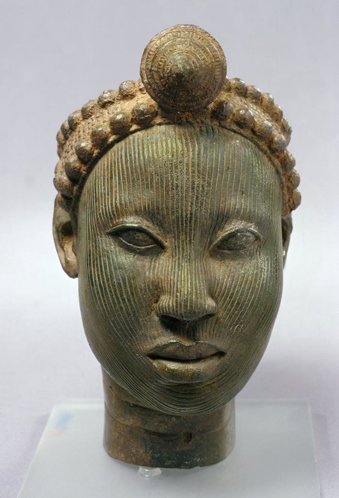 Key. 205 
Head with Crown, 14th to early 15th century 
Zinc and brass, H. 24 cm 
The National Commission for Museums and Monuments, Lagos