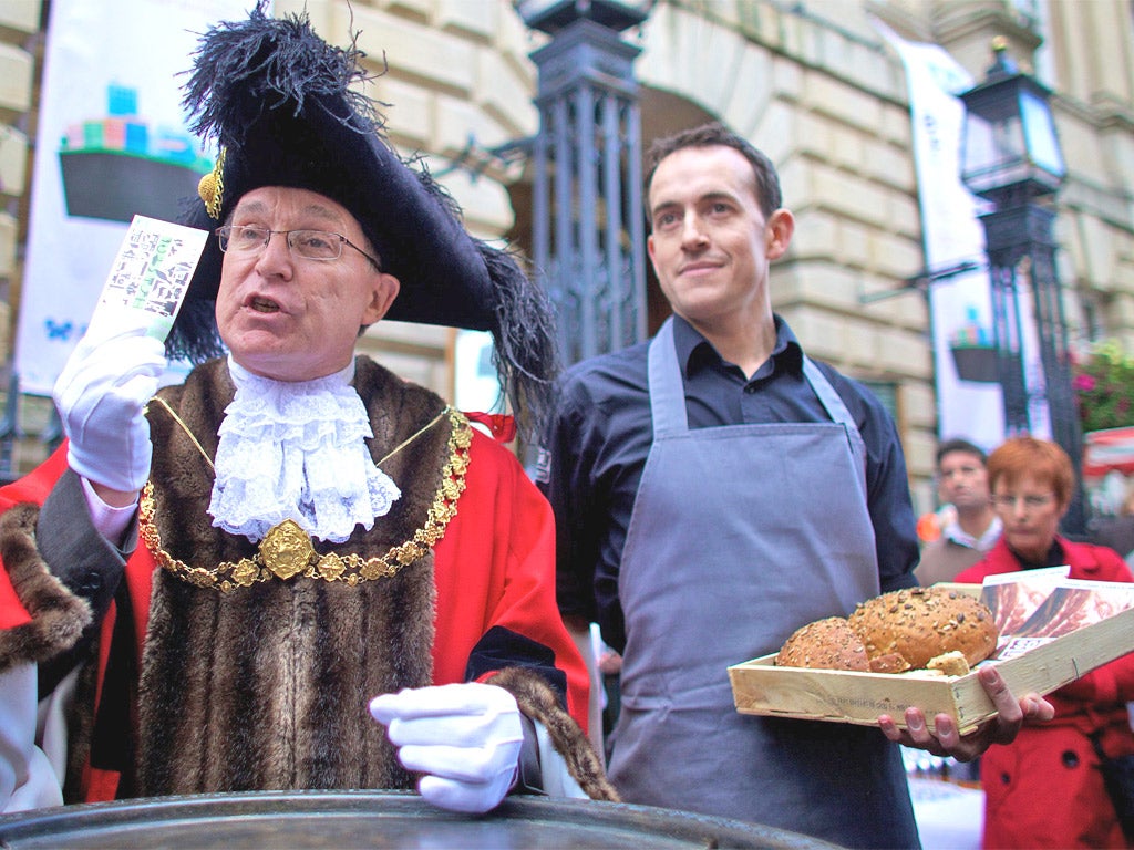 Bristol’s Lord Mayor makes the first purchase with a Bristol Pound note