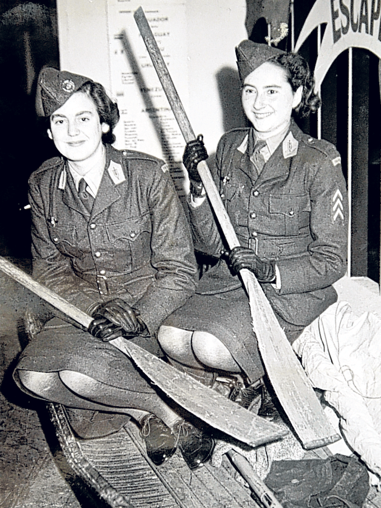 Torrès, right, in 1942