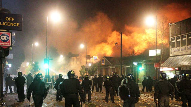 Protesters March Through Tottenham On Fifth Anniversary Of Mark Duggan S Death The Independent Independent