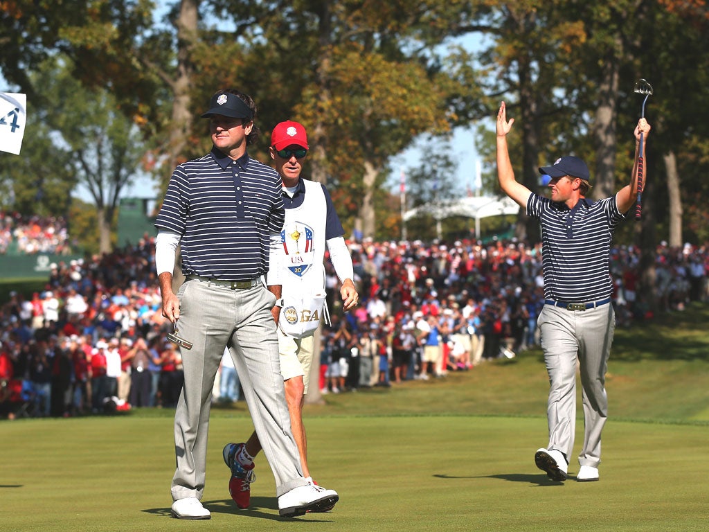America's Webb Simpson cheers Bubba Watson’s birdie putt - McIlroy failed in his attempt