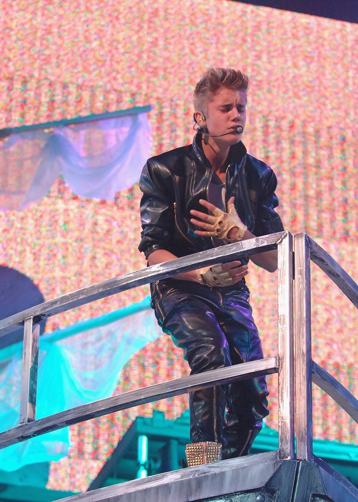 Justin Bieber suffers fever and vomits onstage | The Independent | The ...