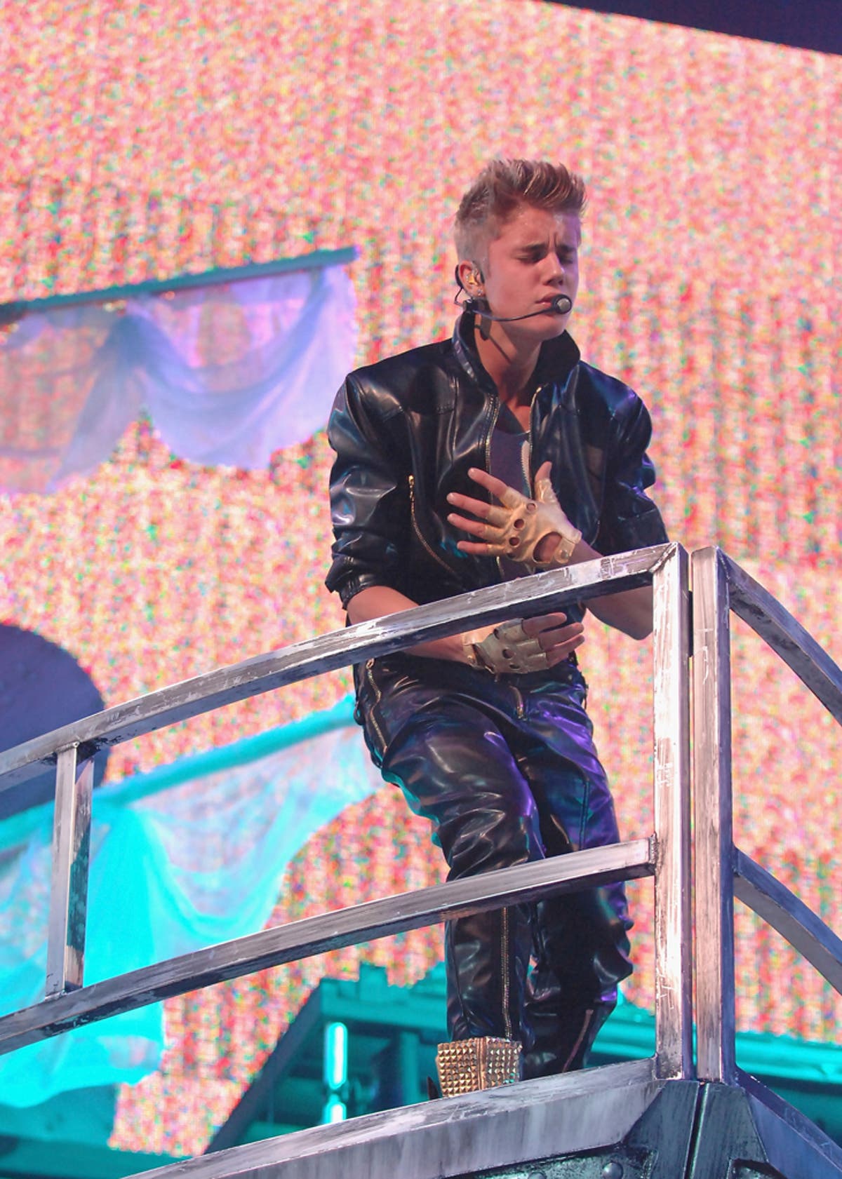 Justin Bieber Suffers Fever And Vomits Onstage 