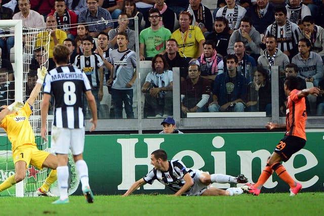 Juventus' goalkeeper Gianluigi Buffon (L) is beaten by Shakhtar Donetsk's Brazilian forward Alex Teixeira