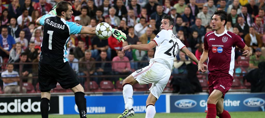 Van Persie scores the winning goal