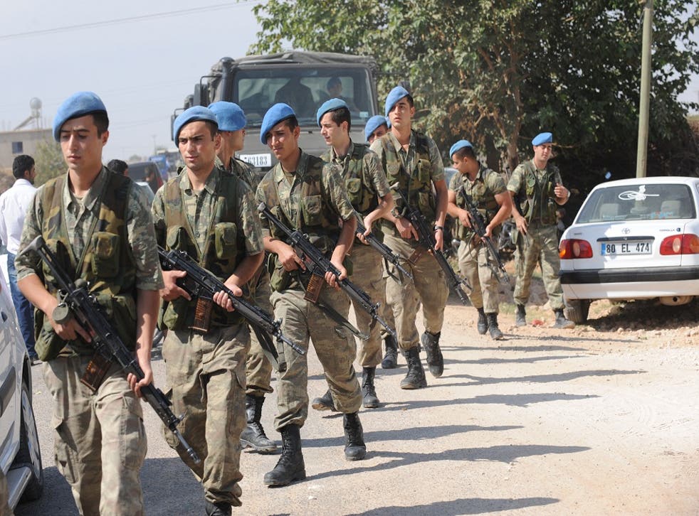 Turkish soldiers take positions in the southern border town of Akcakale on October 4, 2012.