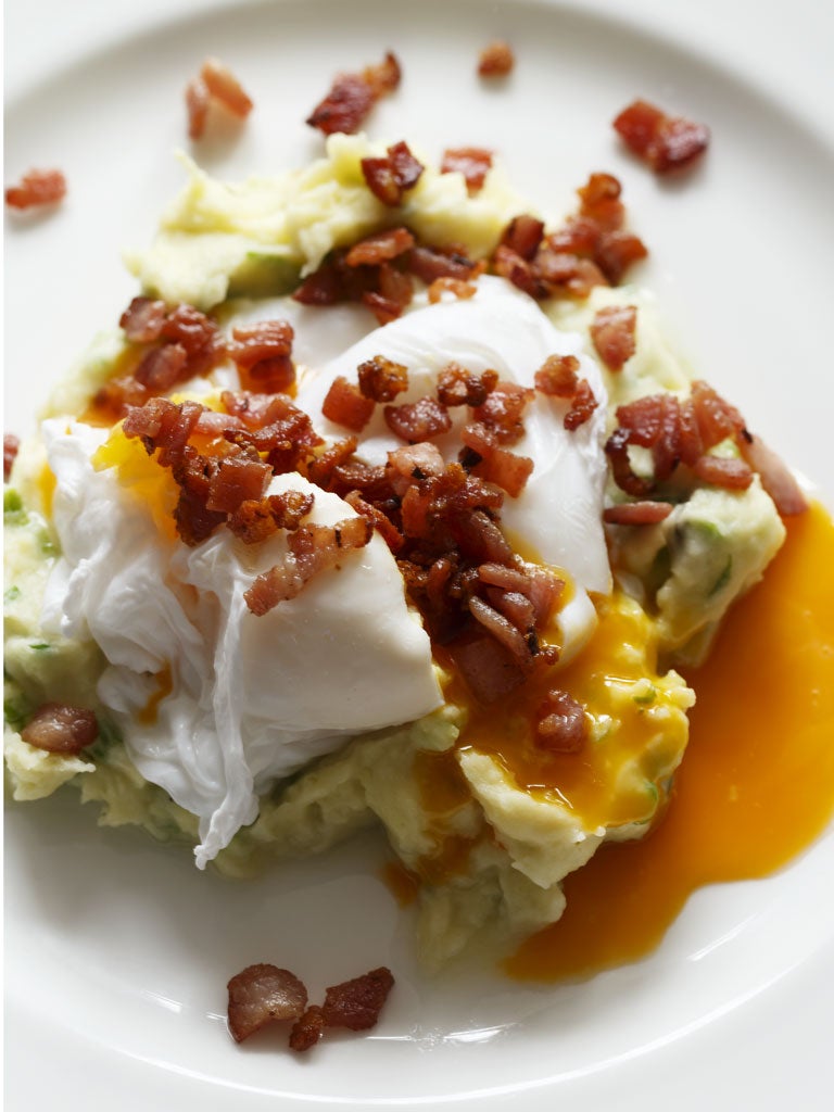 Poached duck’s egg with crushed potatoes, green onions and bacon