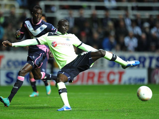 Papiss Cissé scores Newcastle's third goal against Bordeaux