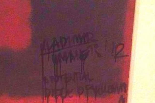 <b>Neither art nor anti-art</b>Police are investigating after a painting by the great 20th century abstract artist Mark Rothko was defaced at the Tate Modern in London on Sunday. The writing on the bottom-right corner of the piece appears to read: "Vladim