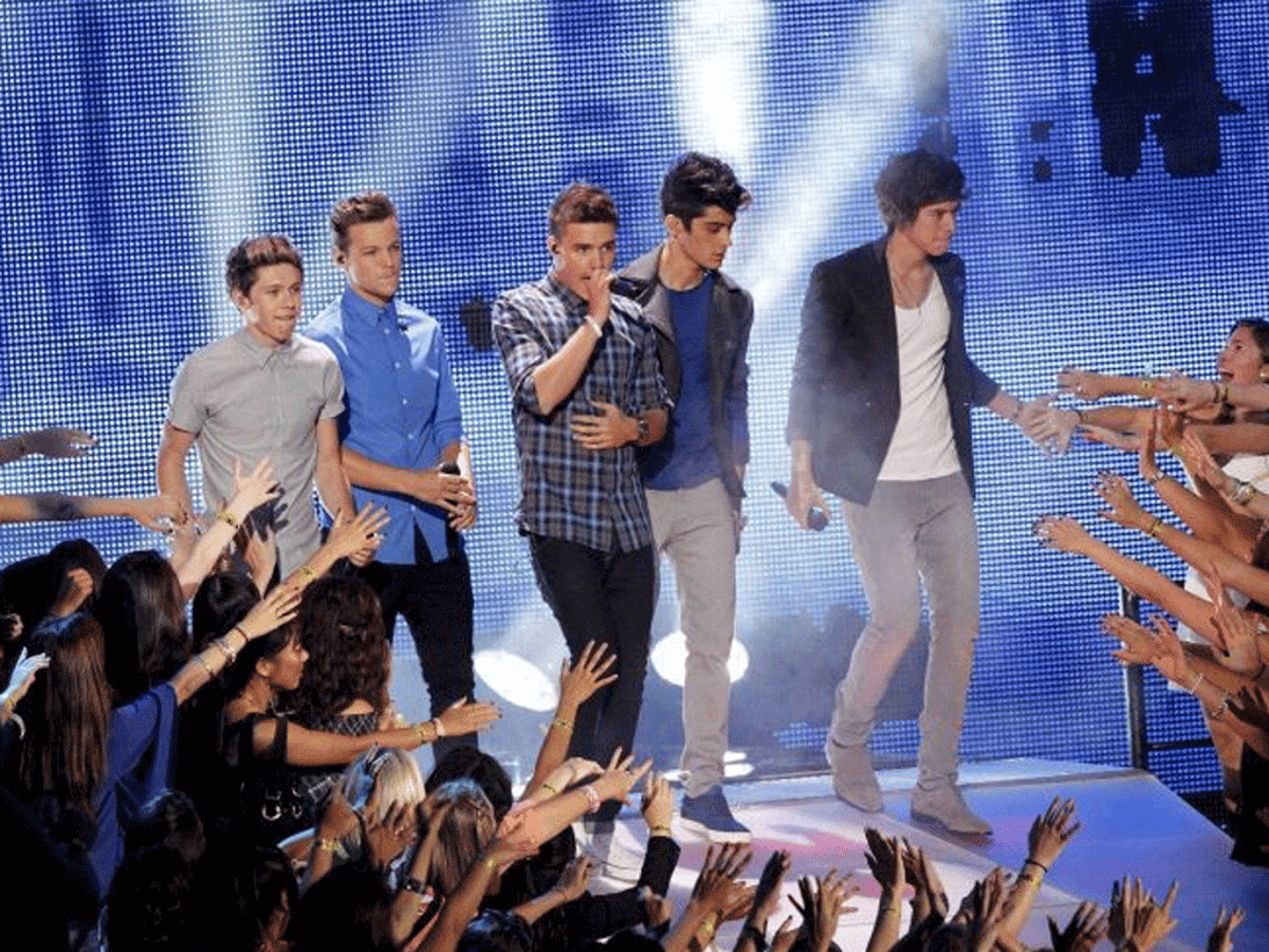 one-direction-hit-the-us-number-1-spot-with-new-single-live-while-we-re