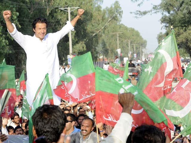 Imran Khan salutes supporters during the ‘peace march’ against US drone attacks