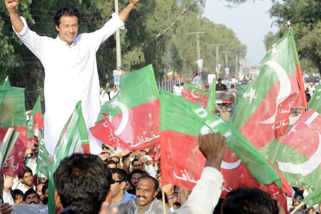 Imran Khan salutes supporters during the ‘peace march’ against US drone attacks