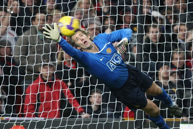 <b>Longest consecutive run without conceding a goal:</b> 14 games<br/> 
Edwin van der Sar went an amazing 1,311 minutes without conceding a goal during Manchester United’s 2008–09 campaign, which is also an all-time league record.
