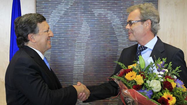 European Commission president Jose Manuel Barroso, left, and Atle Leikvoll, Norway’s EU ambassador