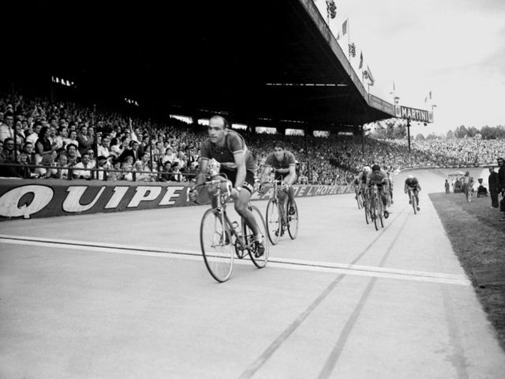 Magni wins the 22nd and final stage of the 1953 Tour de France at Parc des Princes in Paris; he finished 15th overall