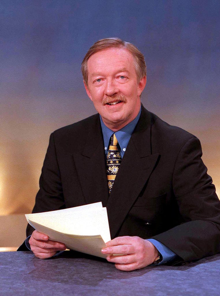 Colleagues including Lorraine Kelly have paid tribute to former TV-am presenter Mike Morris, who has died.