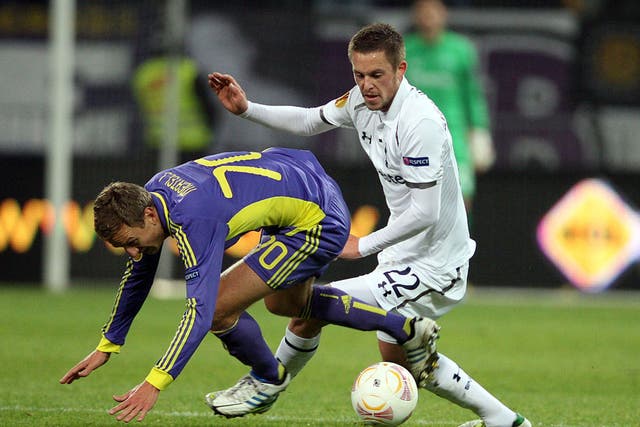 Gylfi Sigurdsson of Tottenham Hotspur in action against Ales Mertelj of Maribor