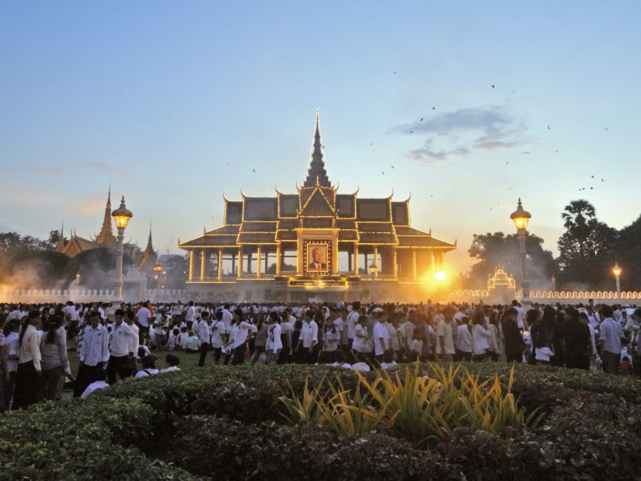 Royal audience: mourners gather in Phnom Penh