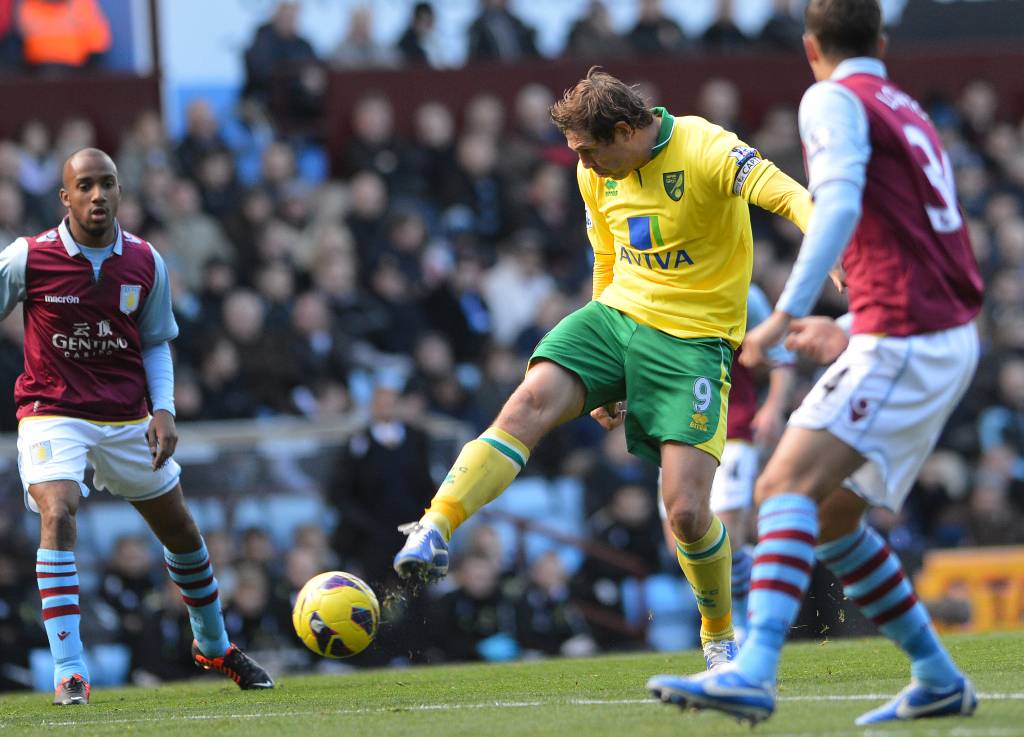 Norwich City's English striker Grant Holt (2nd L) shoots