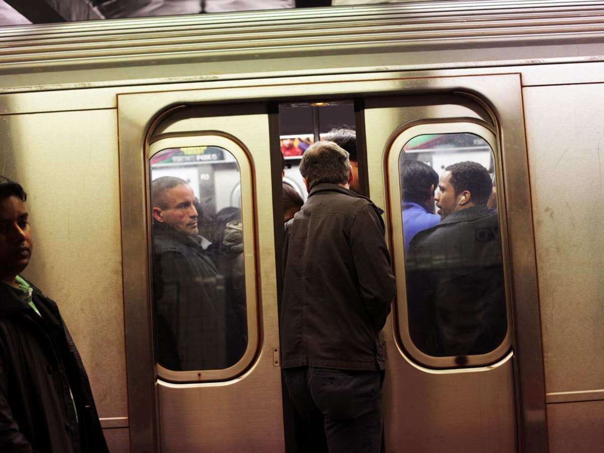 Photographer snaps last moments of man hit by train, New York Post