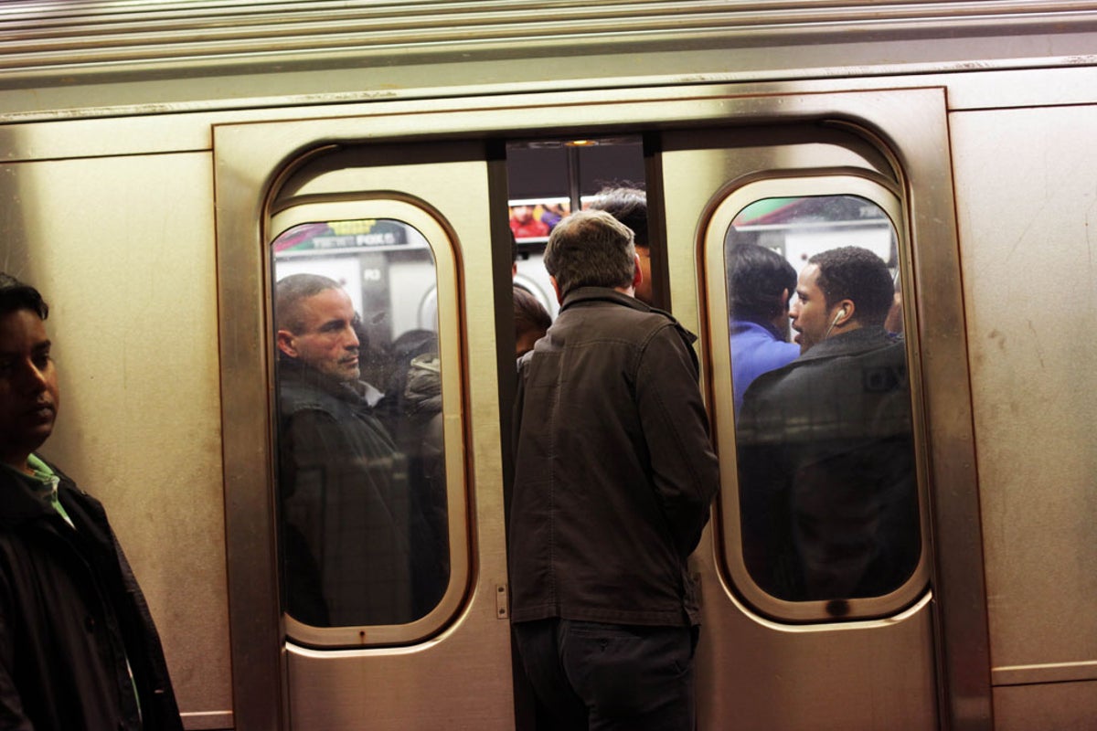 Photographer snaps last moments of man hit by train, New York Post ...