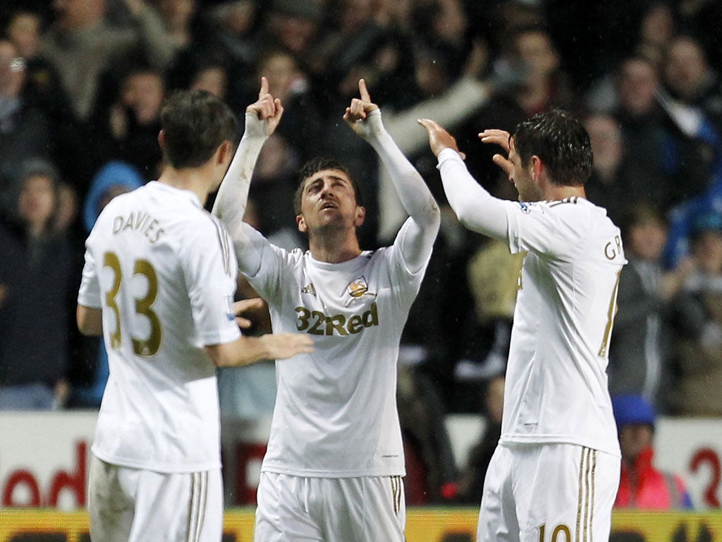 Pablo Hernandez celebrates his goal with his teammates