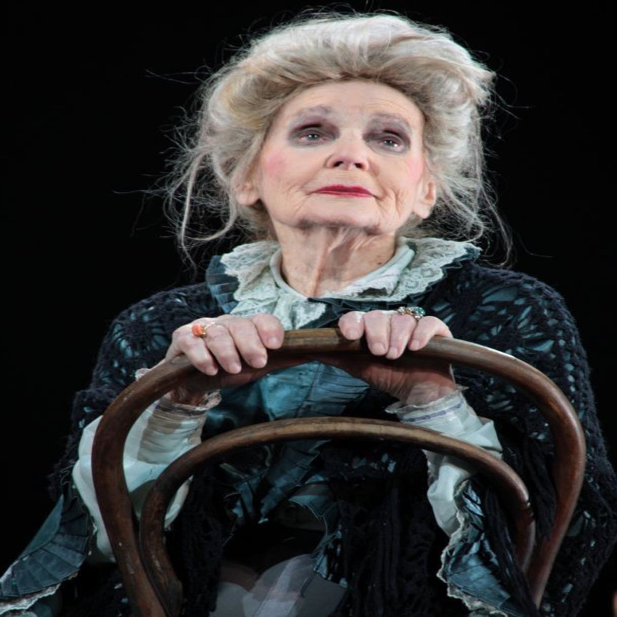 Qizning trusigini yechib, teshigini ikki barmogi bilan qondirdi.