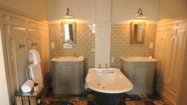 Rustic retreat: Roll-top bath in a Spacious room