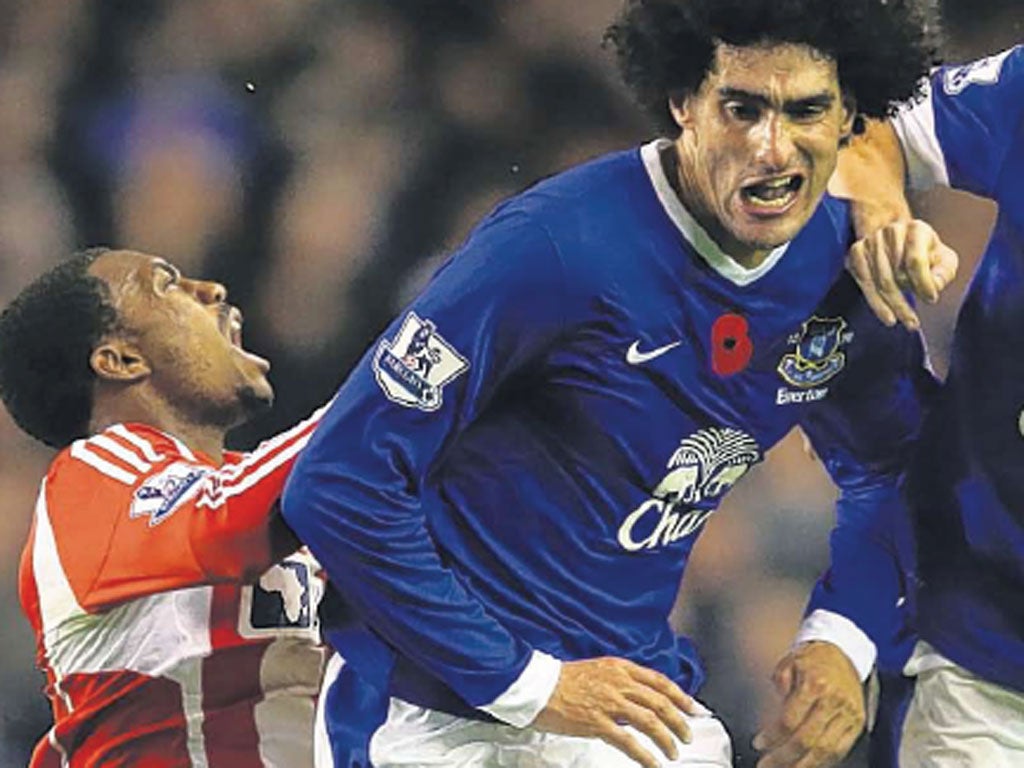 Sunderland’s Danny Rose (left) comes off worst in a challenge with
Marouane Fellaini