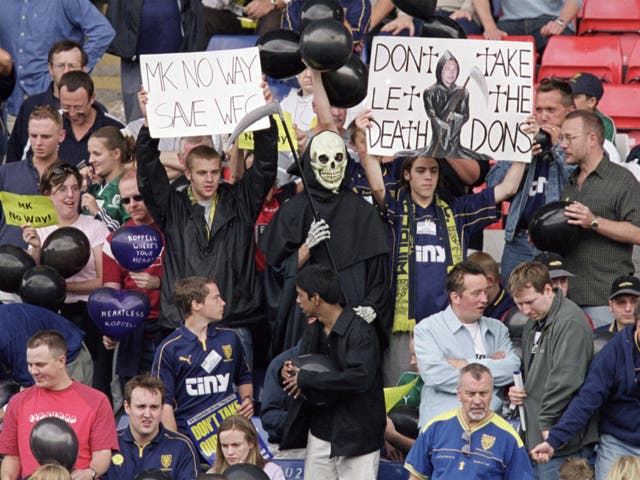 Wimbledon fans oppose relocation in 2001