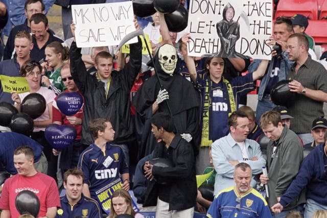 Wimbledon fans oppose relocation in 2001