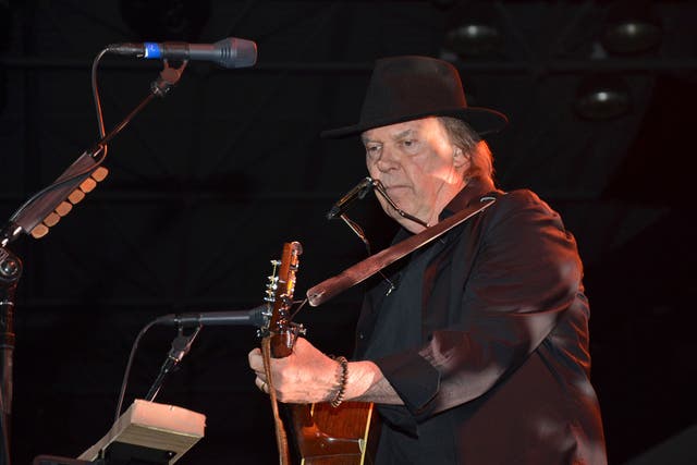 Rocker Neil Young raises half a million dollars to popularize Pono, his high-fidelity format for downloading music, in a challenge to MP3s.