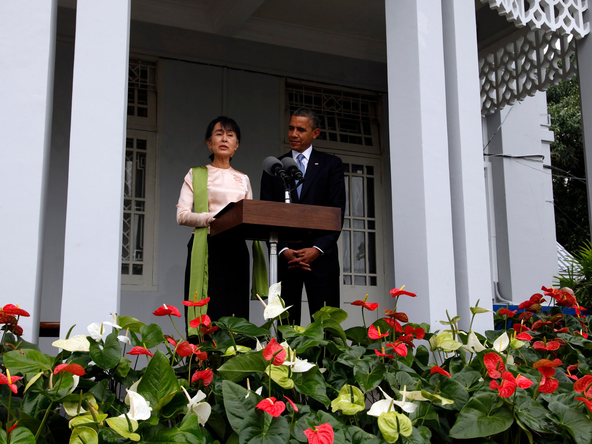 US President Barack Obama (R) listens to Myanmar opposition leader Aung San Suu Kyi at Suu kui's residence in Yangon on November 19, 2012.