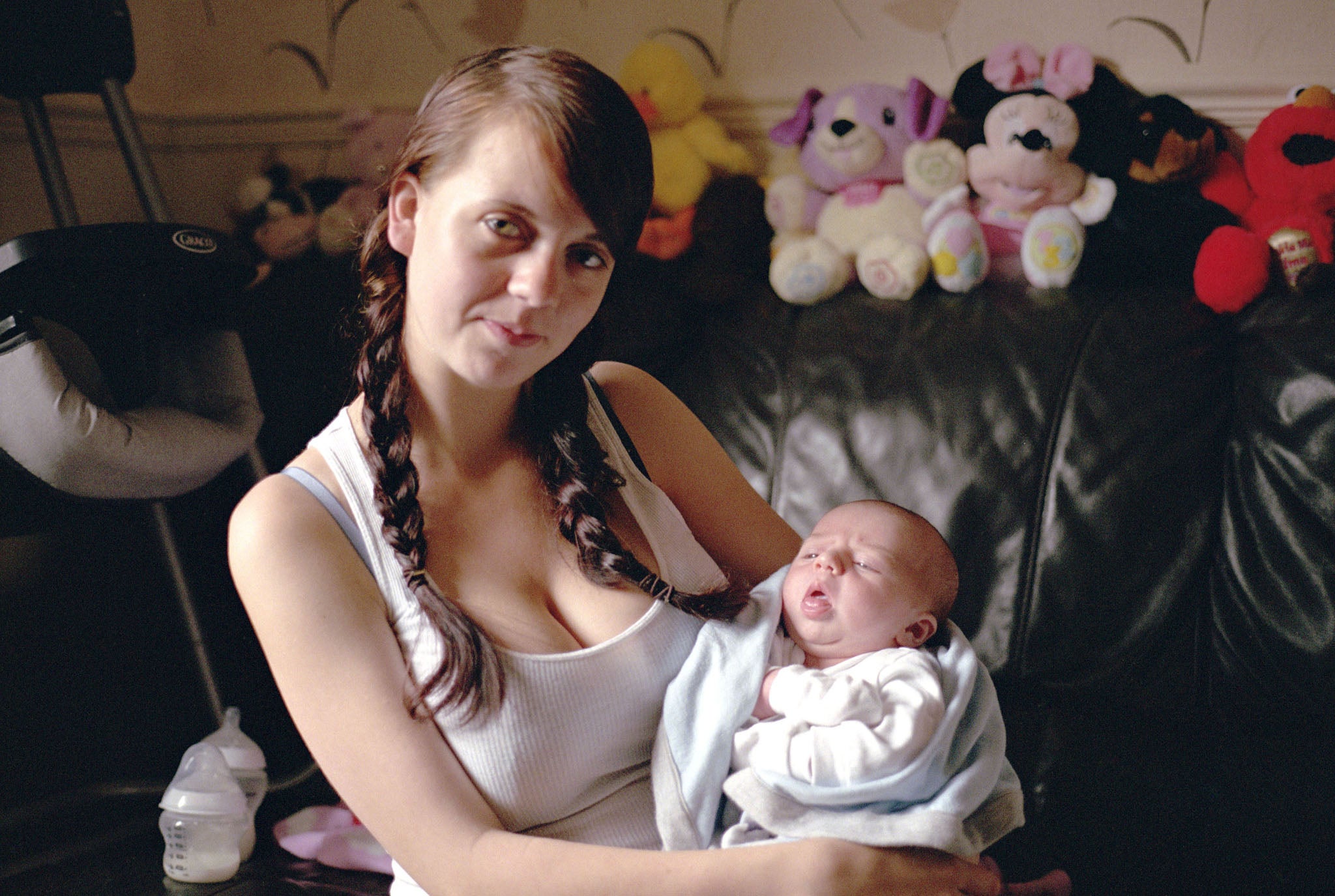 Lisa, 22, and baby Finlay born in the UK