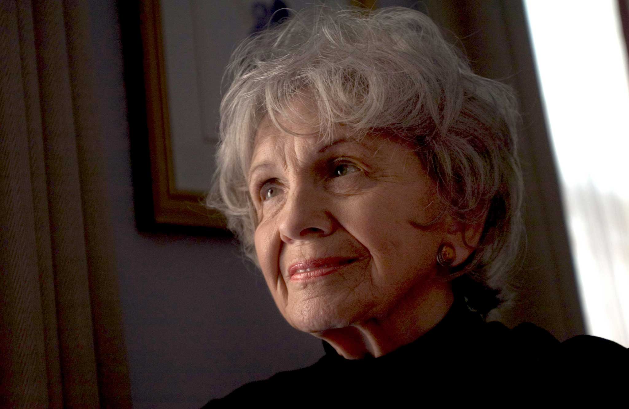 Quiet surfaces and internal chaos: Alice Munro