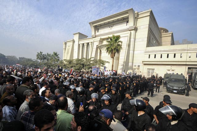 Police form a cordon between Islamists and the Cairo court yesterday