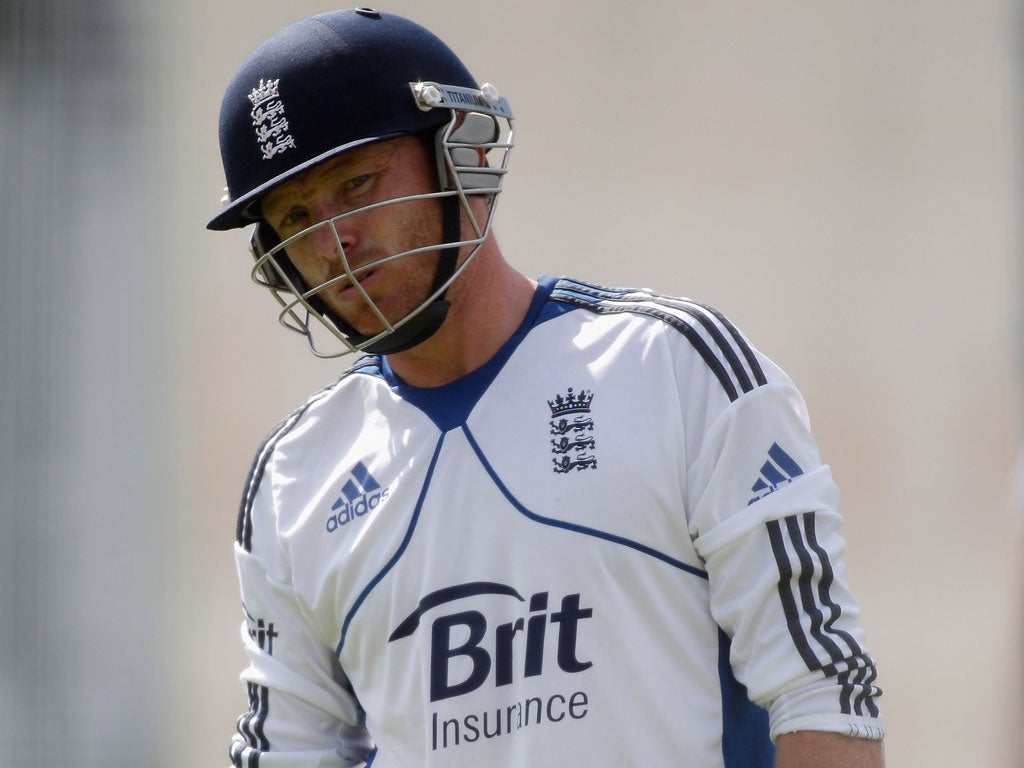 Ian Bell made just 10 in 25 balls as he struggled to get going