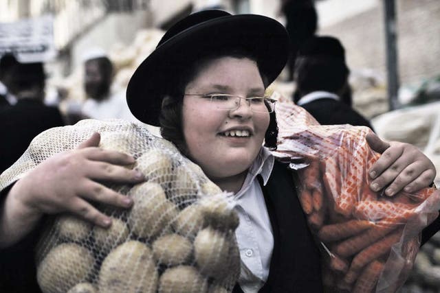 Small plates, big appetites: Orthodox Jew donating food in Jerusalem