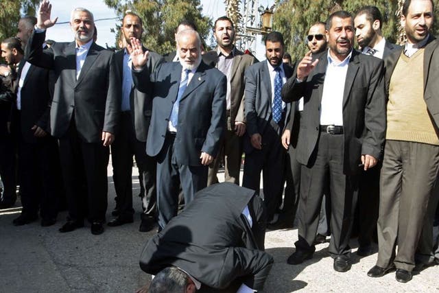 Hamas chief Khaled Mashaal prays on his arrival at the Rafah crossing in the southern Gaza Strip