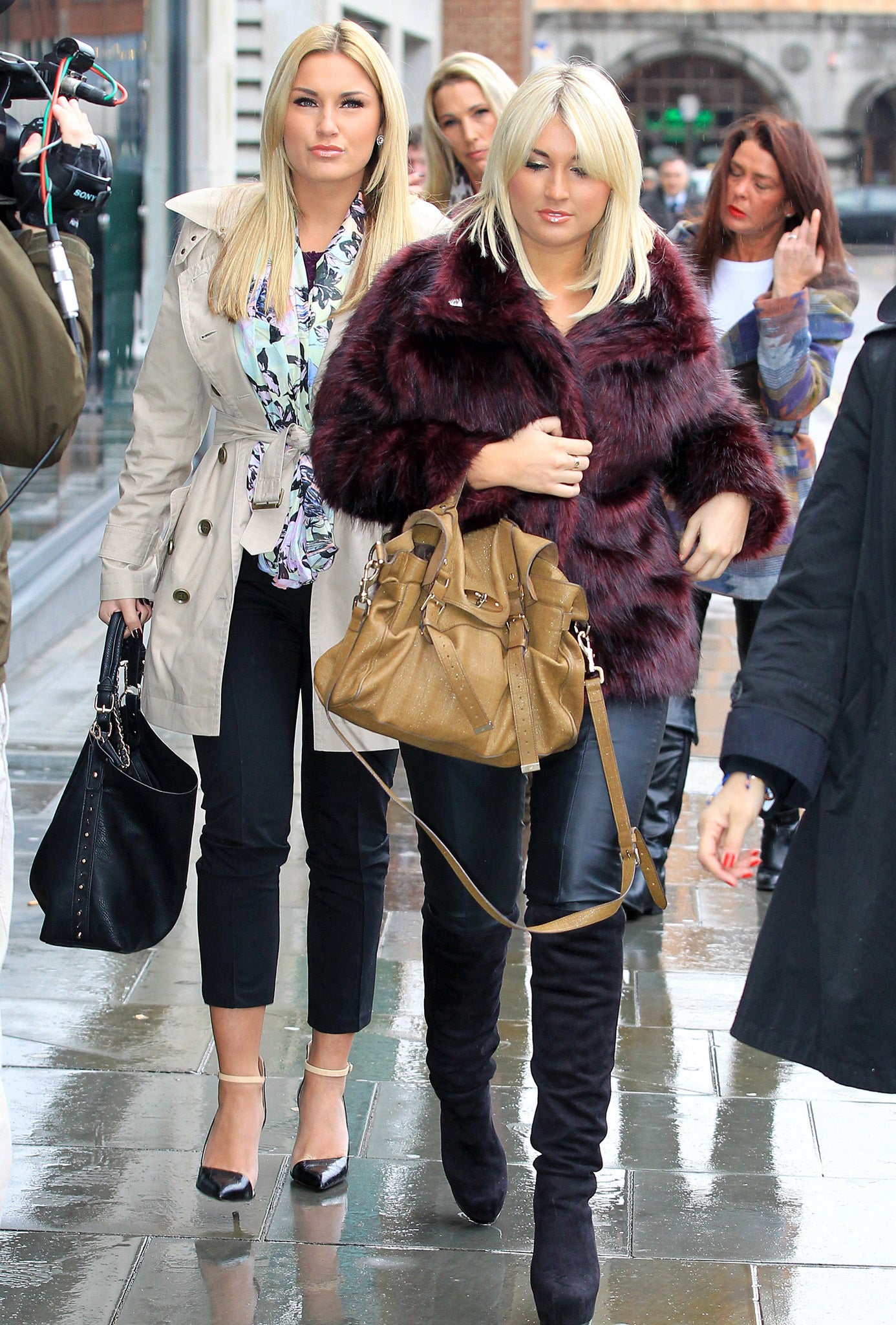 Sam and Billie Faiers outside the Old Bailey today
