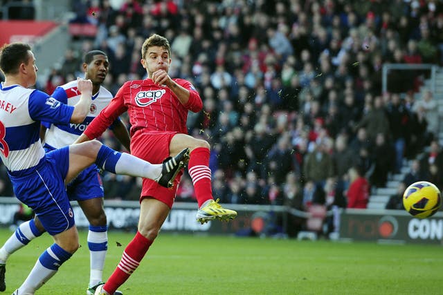 Southampton's English striker Jay Rodriguez (R) shoots past Reading's English defender Nicky Shorey (L) 