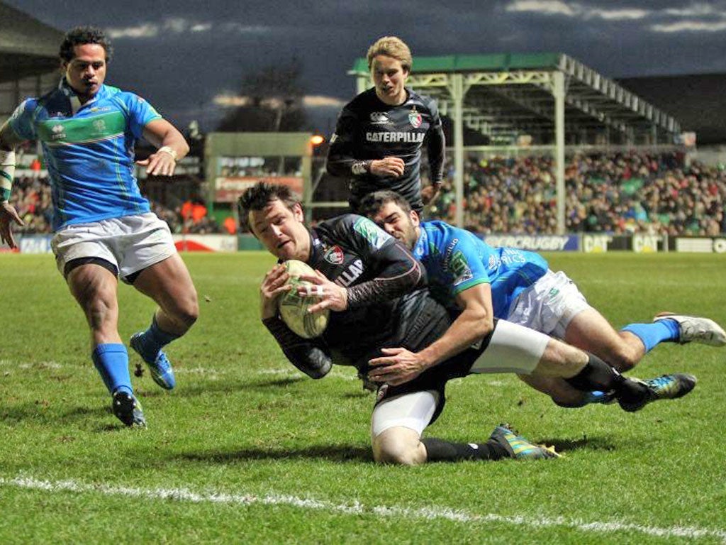 Matt Smith pounces for Leicester Tigers’ final try at Welford Road yesterday