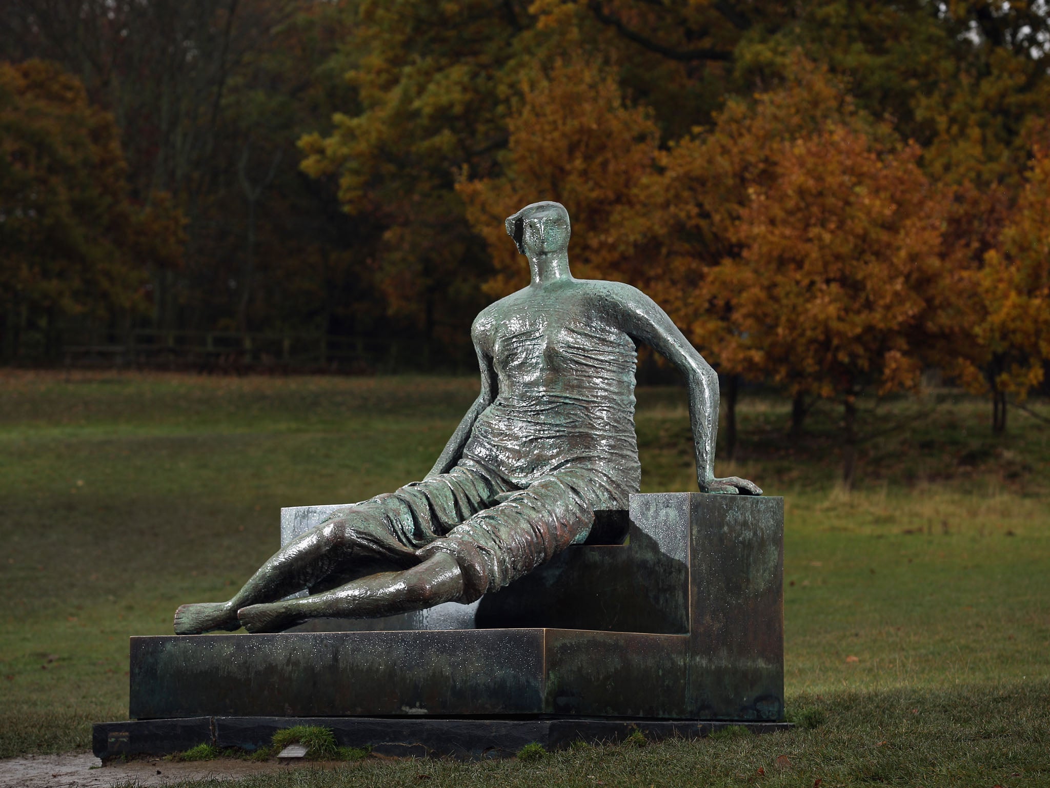 Draped Seated Woman, a 1957 bronze by British abstract sculptor Henry Moore.