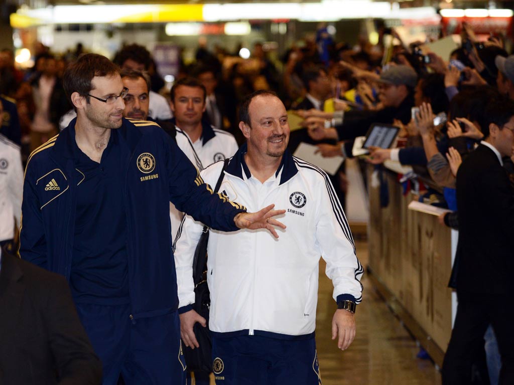 Petr Cech (L) and head coach Rafael Benitez arrive in Japan