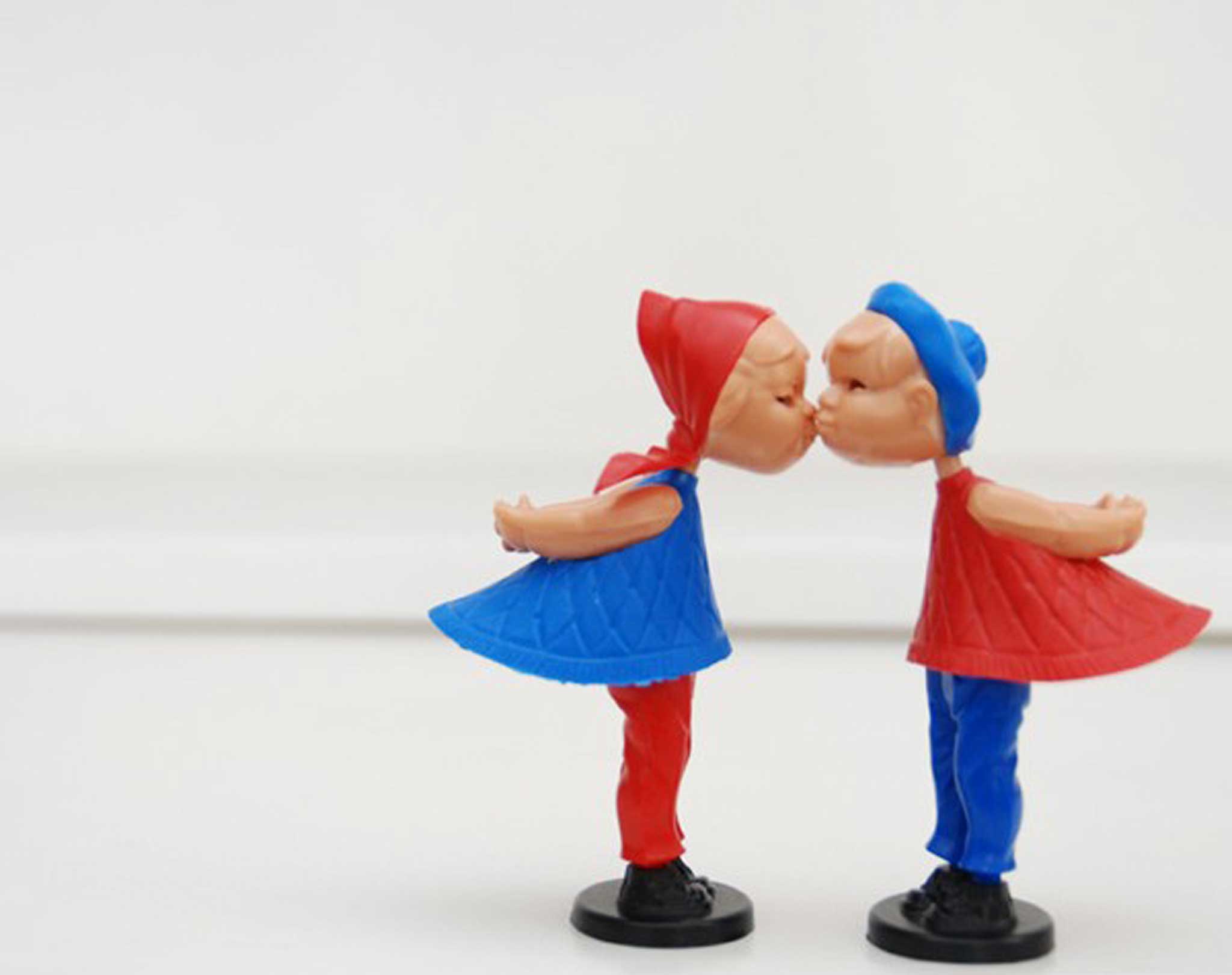 For romantics, helpyourshelf.co.uk has a magnetic kissing couple for £13